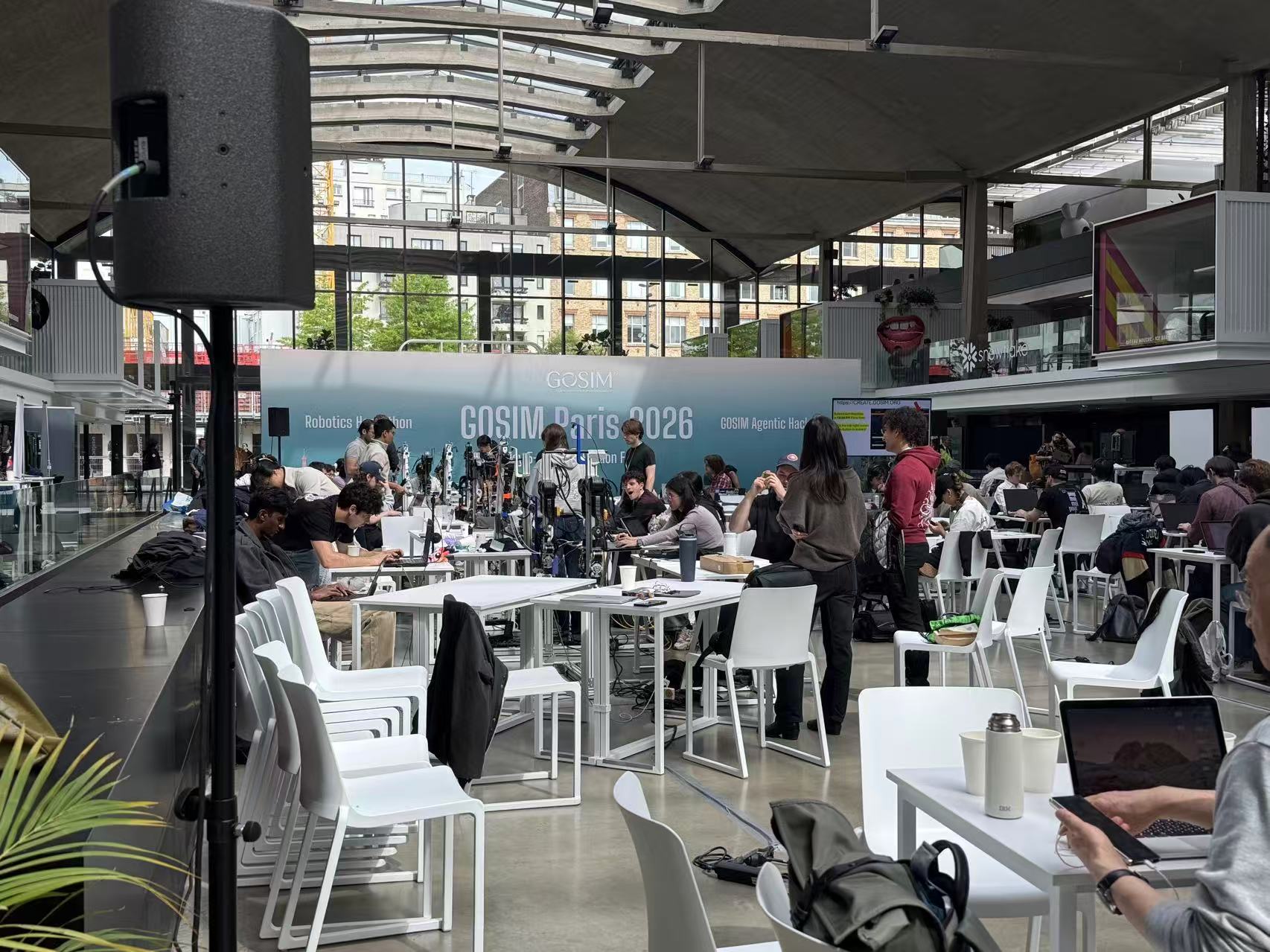 GOSIM Paris 2026 hackathon 与展会现场