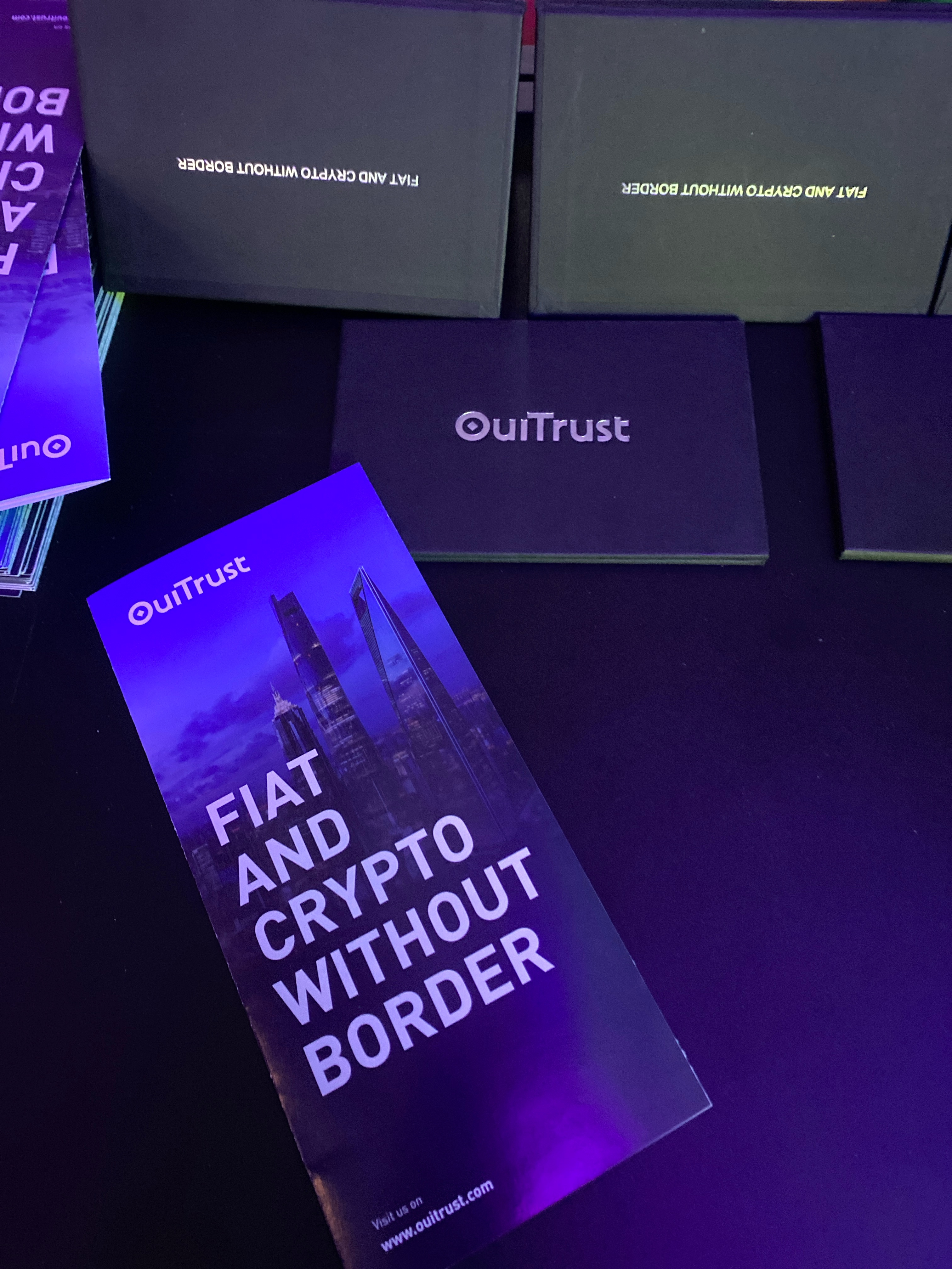 OuiTrust 现场宣传册与物料